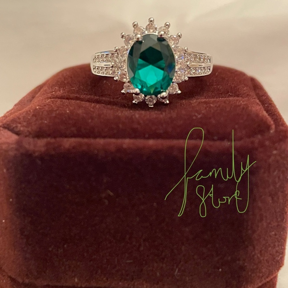 Emerald Green wedding ring - Picture 6 of 8